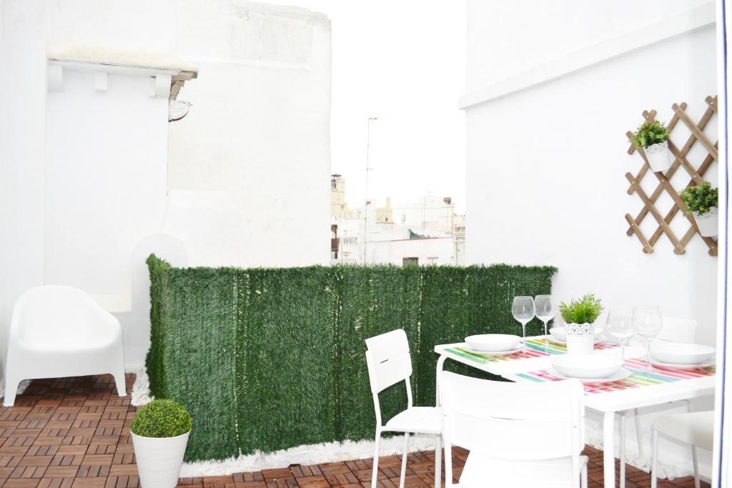 加的斯Ático Compañía的白色的用餐室设有绿色的墙壁