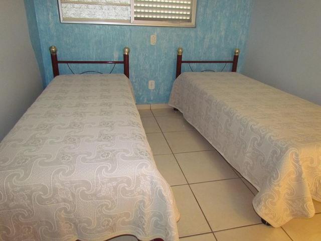 索罗卡巴Eventos e Hospedagem São José的两张睡床彼此相邻,位于一个房间里