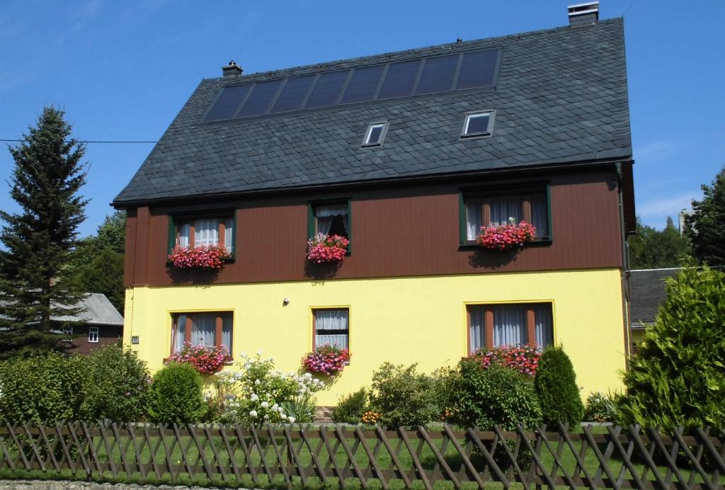 塞芬艾恩科尔弗利恩沃农旅馆的屋顶上设有太阳能电池板的房子