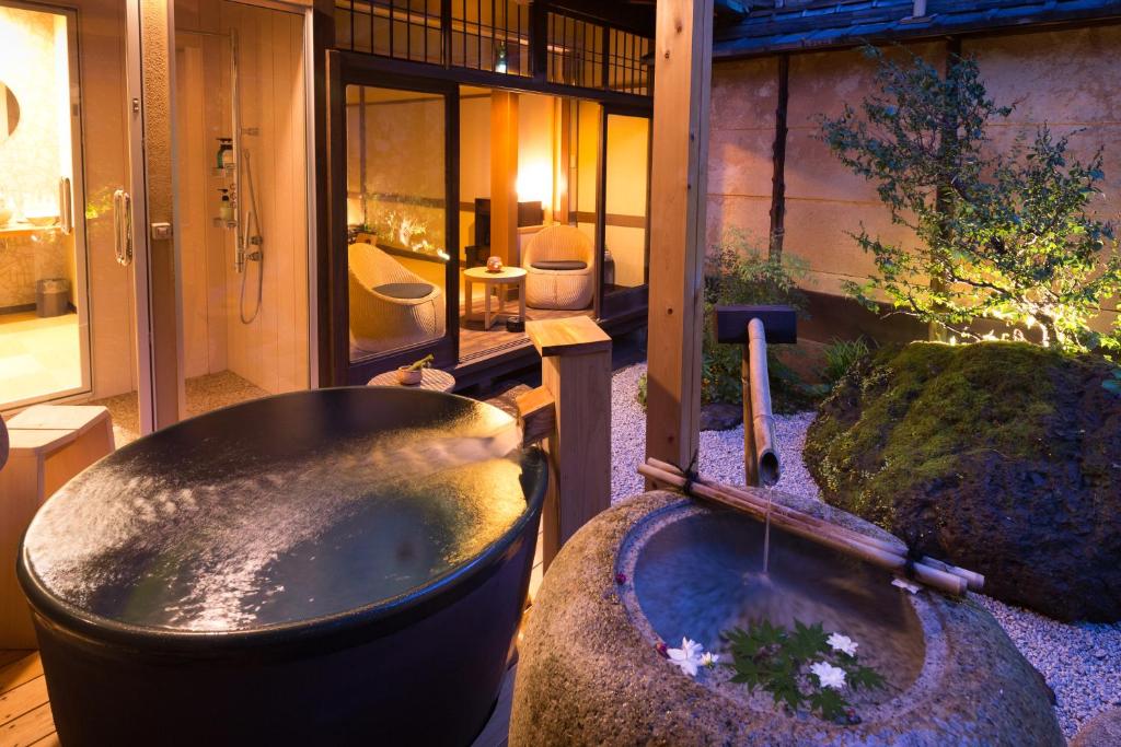 京都Nazuna Kyoto Nijo-jo的带浴缸和盥洗盆的浴室