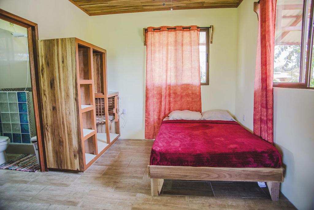 曼萨尼约Suites Chile Verde的一间卧室配有一张床,浴室设有淋浴。