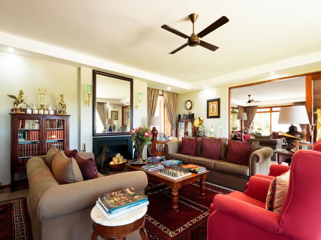 维德尼斯Wilderness Manor的带沙发和吊扇的客厅