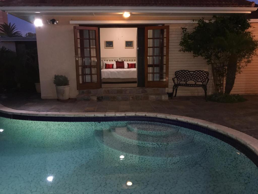 伊丽莎白港萨特普拉斯宾馆的夜间在房子前面的游泳池