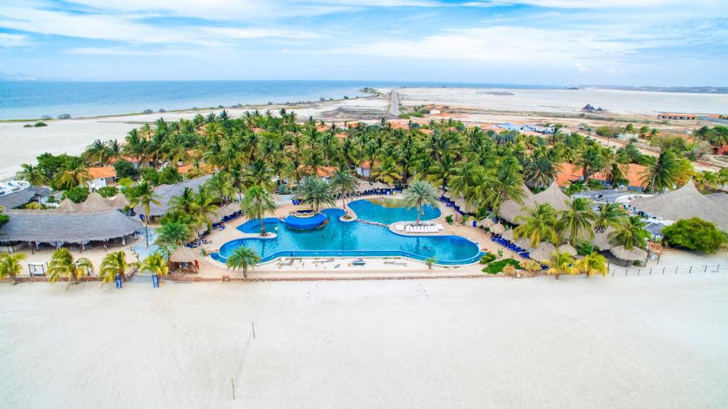 San Pedro de Coche撒索勒蓬布兰卡酒店的海滩上的度假村的空中景致