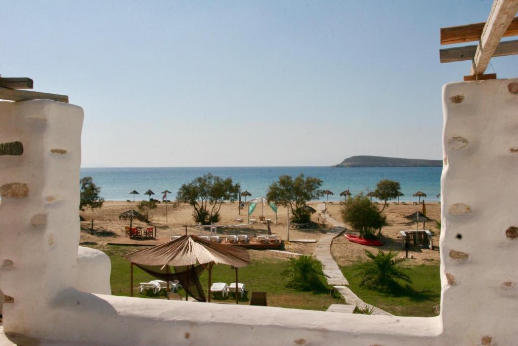 克里希阿克提天堂港酒店的从度假村的阳台上可欣赏到海滩景色