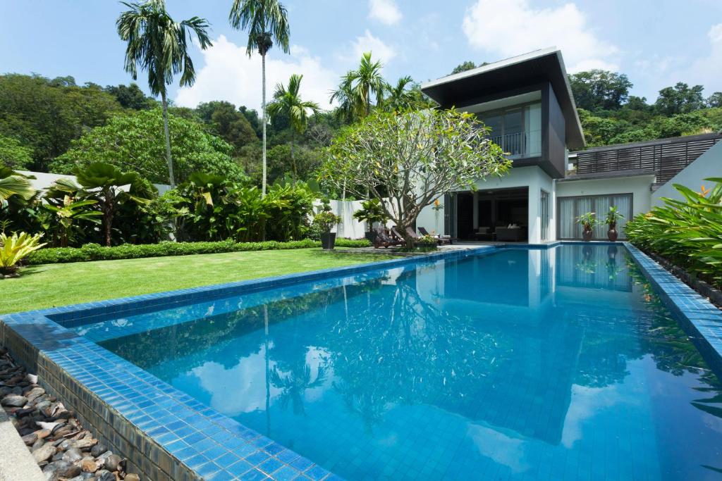 班巴克洛Baan Yamu Private Villa的别墅后院的游泳池