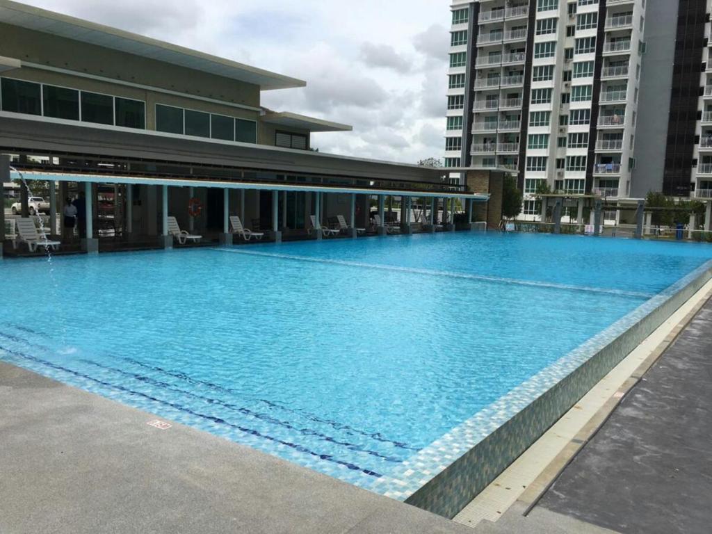 山打根山打根宽敞舒适池景公寓的大楼前的大型游泳池