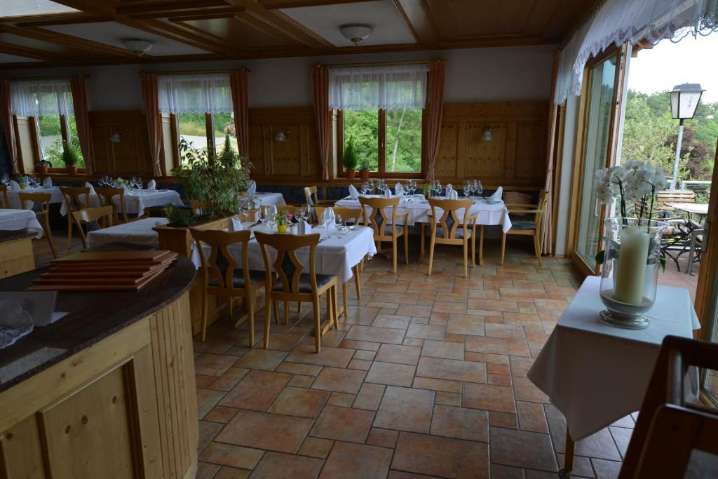 特恩吉恩瓦尔德弗瑞登兰德酒店的一间设有白色桌椅和窗户的用餐室