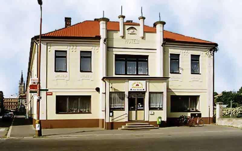 恰斯拉夫捷克克朗膳食公寓旅馆的白色的建筑,在街上有橙色的屋顶