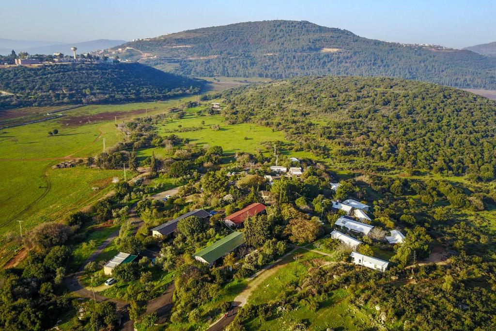 Kibbutz Inbar基布兹因巴尔乡村宾馆的田野农场的空中景观