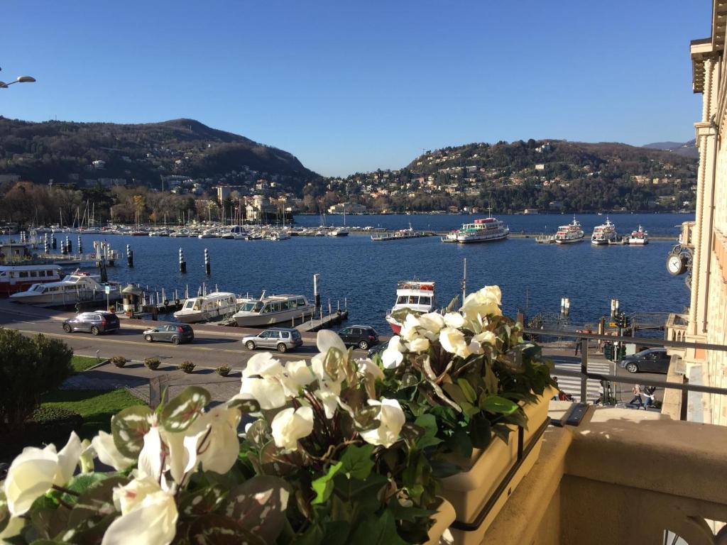 科莫Piazza Cavour - Lake view Apartment的享有海港和水中船只的景色
