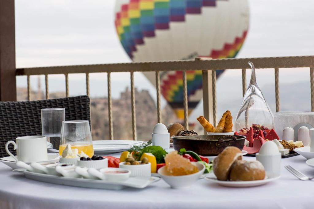 乌奇希萨尔喜萨卡亚奥特酒店的餐桌,包括早餐和热气球