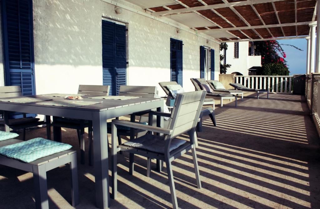 莫鲁纳特Villa Terasa的甲板上的桌椅