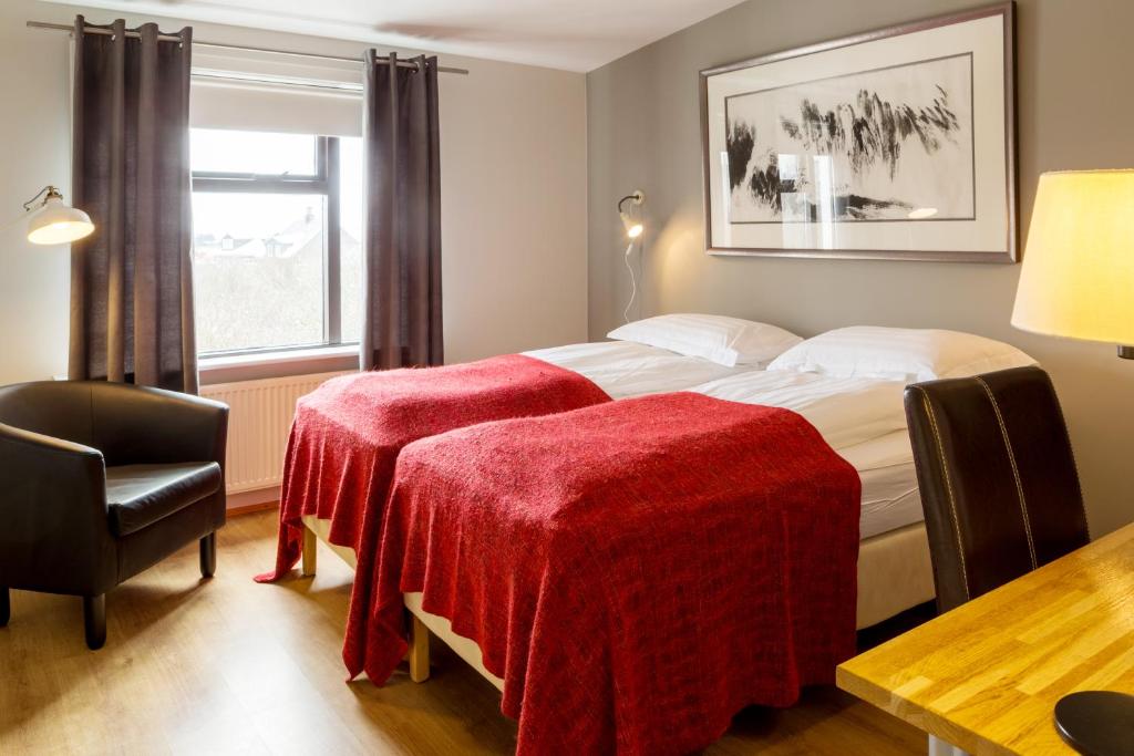 雷克雅未克松纳宾馆的酒店客房,配有两张带红色毯子的床