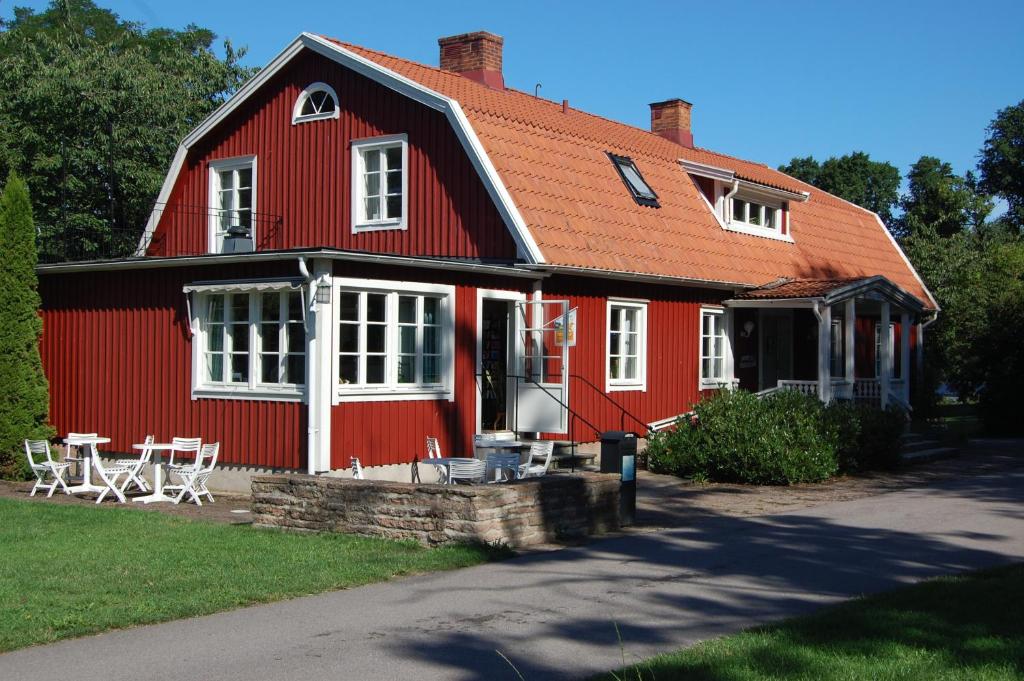 Kastlösa埃雷戈登凯斯特洛萨酒店的前面有桌椅的红色房子