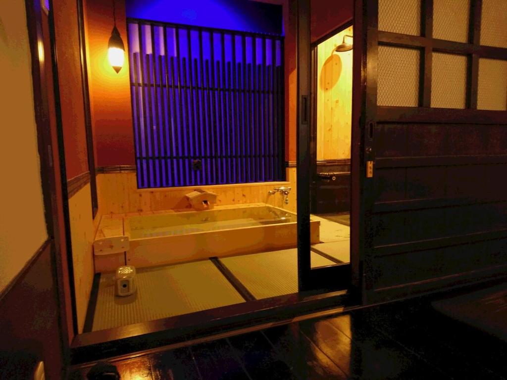 京都宿屋旅馆的带浴缸和镜子的浴室