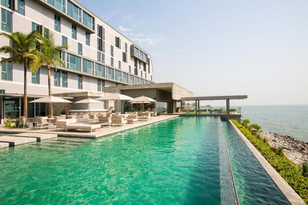 科纳克里科纳克里努姆酒店的毗邻大海的带游泳池的酒店