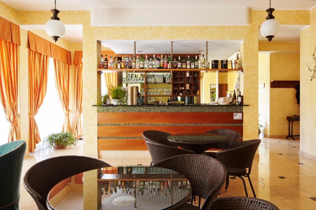 赫拉弗多纳2000酒店的一间有椅子的餐厅和一间酒吧