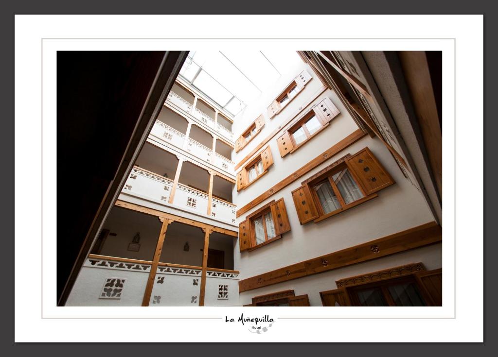 米拉弗洛迪拉希穆涅吉亚酒店的享有带木窗的建筑景致