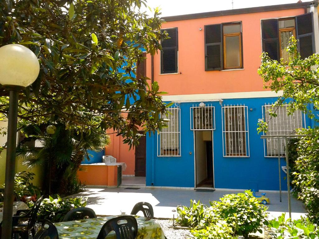 马瑞纳迪卡拉拉Eco B&B I Due Oleandri的蓝色和橙色的建筑,前面有一张桌子