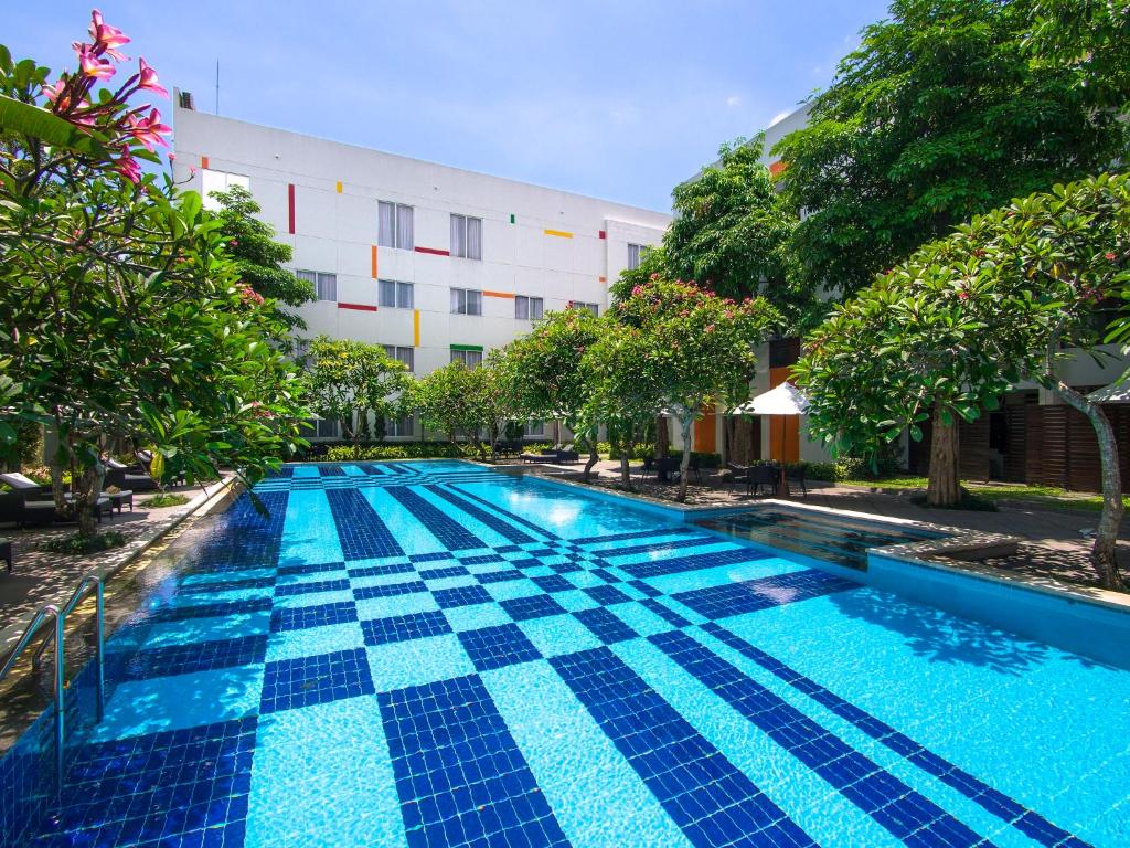 日惹日惹维多利亚酒店的大楼前的游泳池