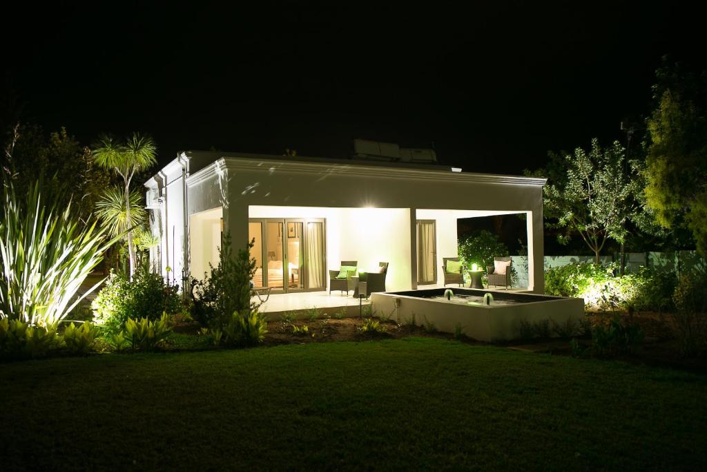 邦尼韦尔Christofphs的夜晚在院子里有浴缸的白色房子
