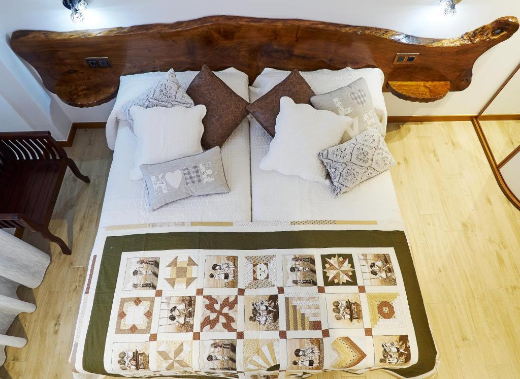 Lagrán阿里亚加艾提亚乡村民宿的一张带木制床头板和枕头的床