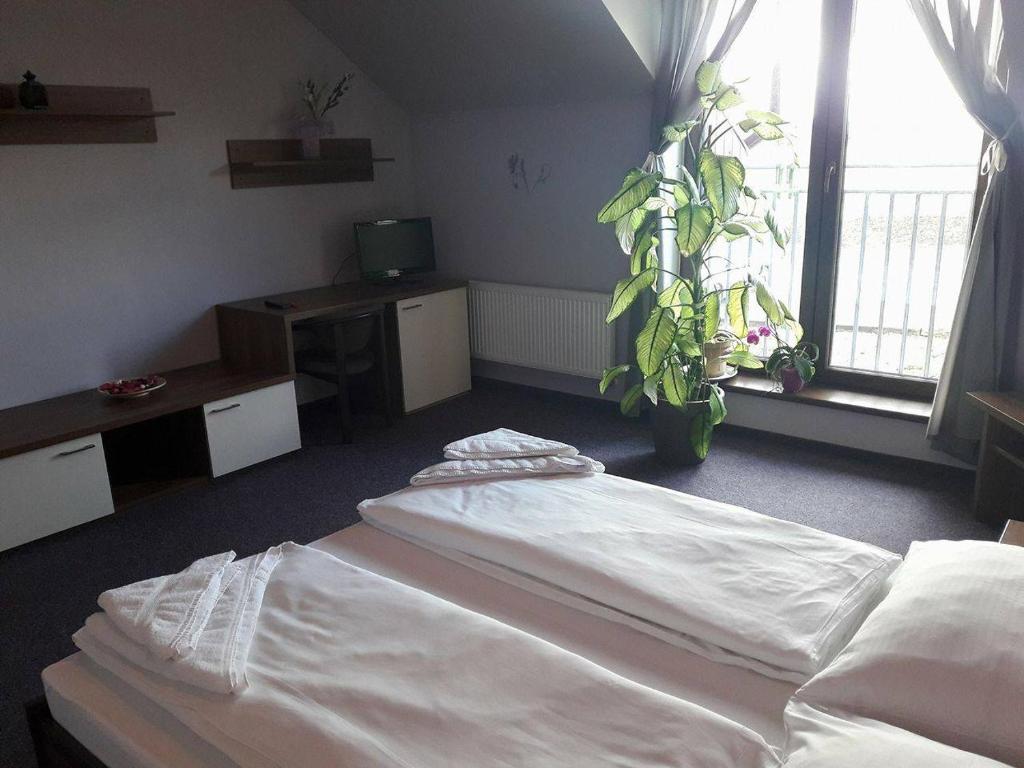 Bitozeves彼托泽瓦斯高尔夫酒店的卧室配有白色的床和植物
