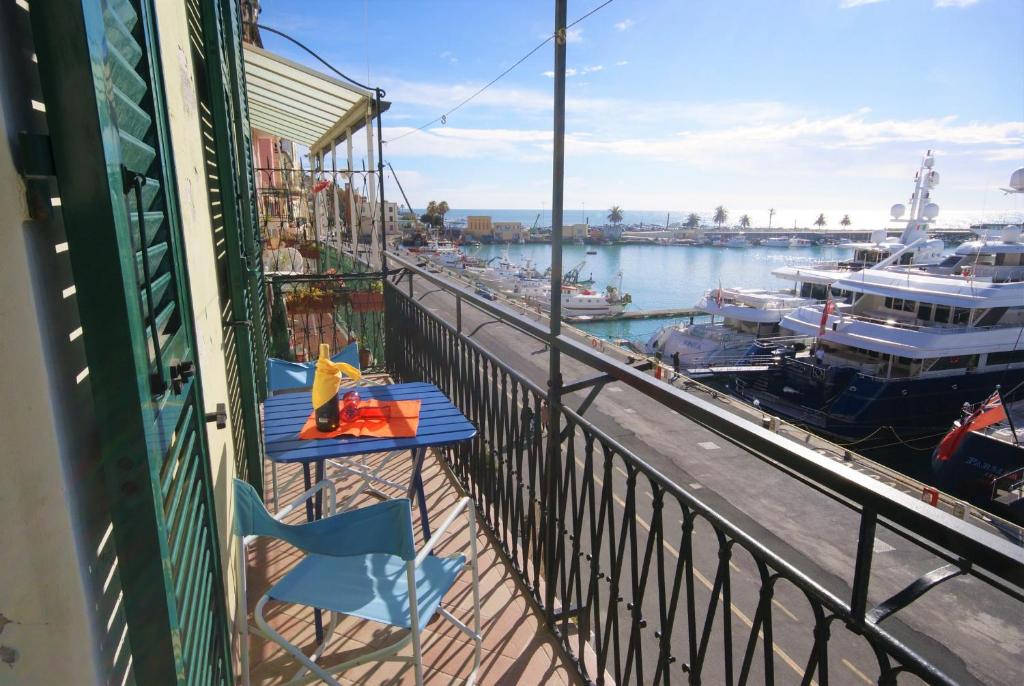 因佩里亚casa Parisi的阳台设有两张桌子,码头设有船只