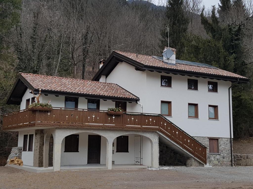 CerciventoBuine Tiere的一间白色的大房子,有棕色的屋顶