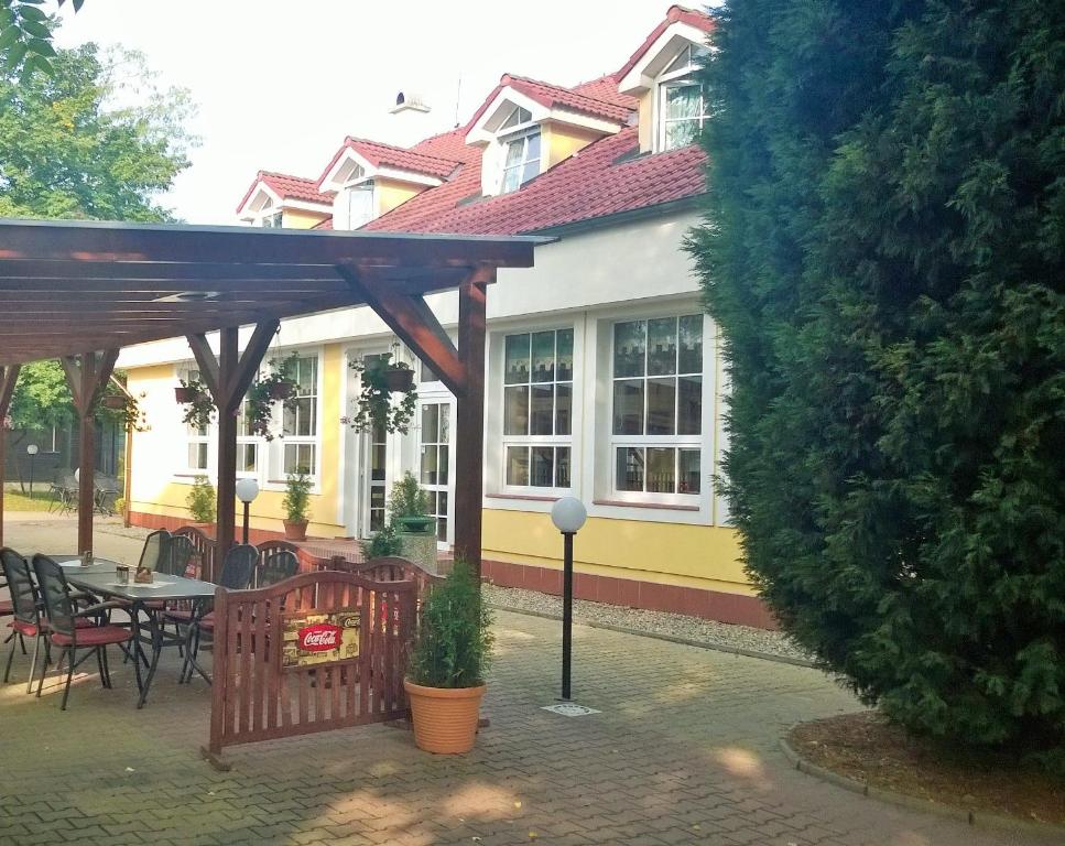 什捷季潘哉恩欧阿泽酒店的房屋设有带桌椅的庭院