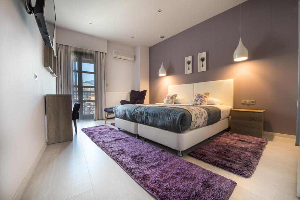 卡拉维塔Filoxenia Hotel & Spa的一间卧室配有一张床和紫色地毯