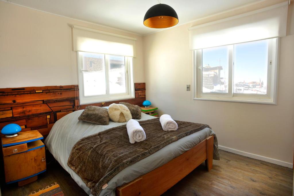 El Colorado比安科公寓式酒店的一间卧室配有带毛巾的床