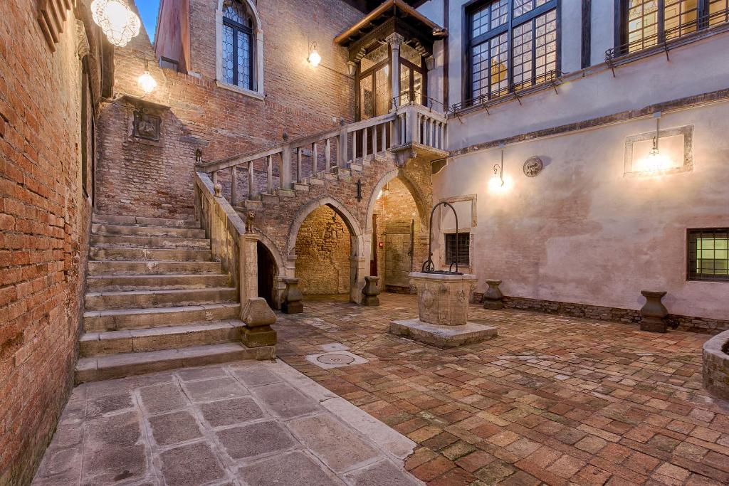 威尼斯凯诺比利考勒讷酒店的一座带楼梯和楼梯的旧砖砌建筑
