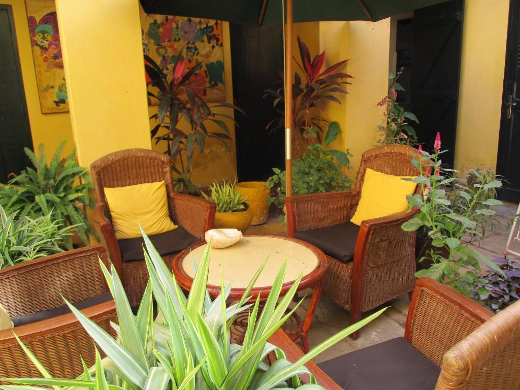 格雷岛Chez Eric的庭院配有桌椅和一些植物