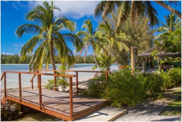 拉罗汤加库拉卡巴那斯别墅的棕榈树海滩上的木平台