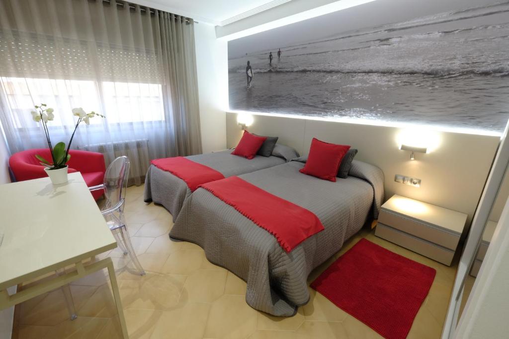 阿瓜尔达维拉德瓜达酒店的一间卧室配有红色枕头的床