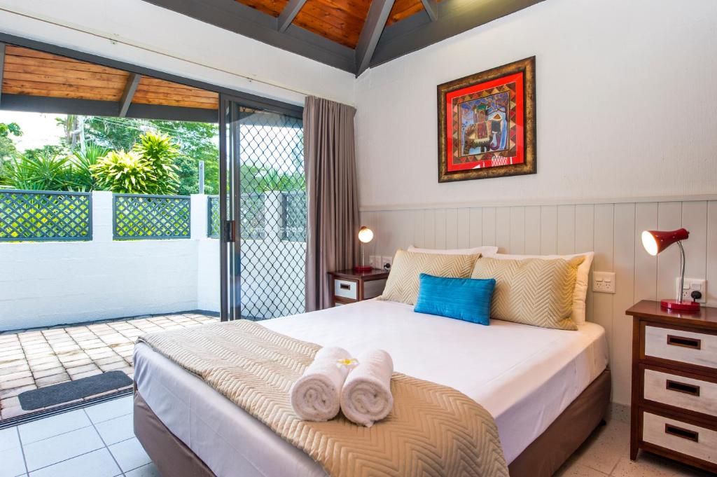 耐莉湾岛屿休闲度假酒店的一间卧室配有带毛巾的床