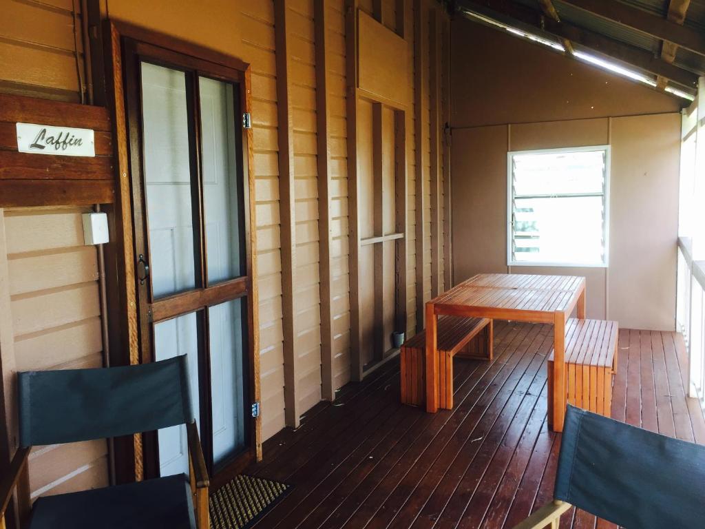 温顿考克的拉芬度假屋的门廊上配有木桌和椅子的房间