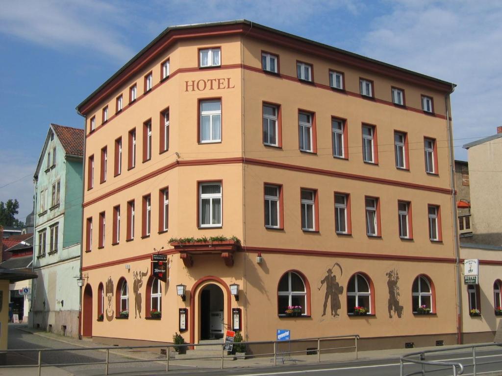 鲁多尔施塔特Hotel Thüringer Hof的一座大建筑,上面有酒店字样