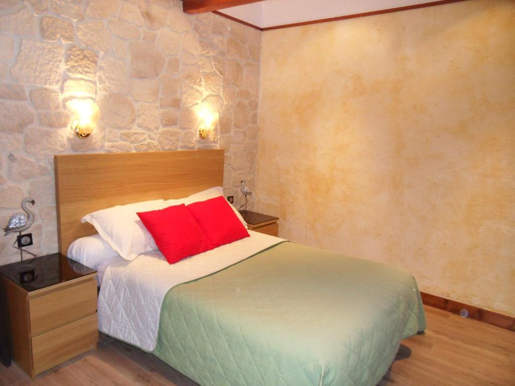 勒伯吉特杜拉克萨沃伊酒店的一间卧室配有一张红色枕头的床