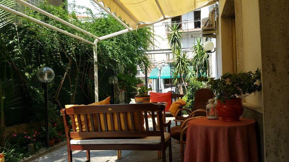 阿拉西奥米拉内西亚酒店 的一个带椅子、桌子和遮阳伞的庭院