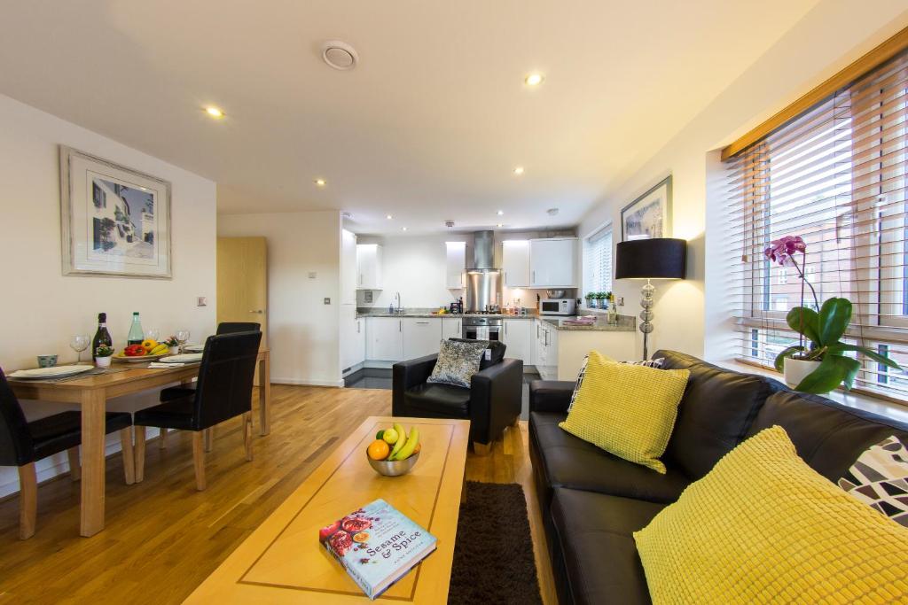 博勒姆伍德Borehamwood - Spacious Apartment的客厅配有沙发和桌子