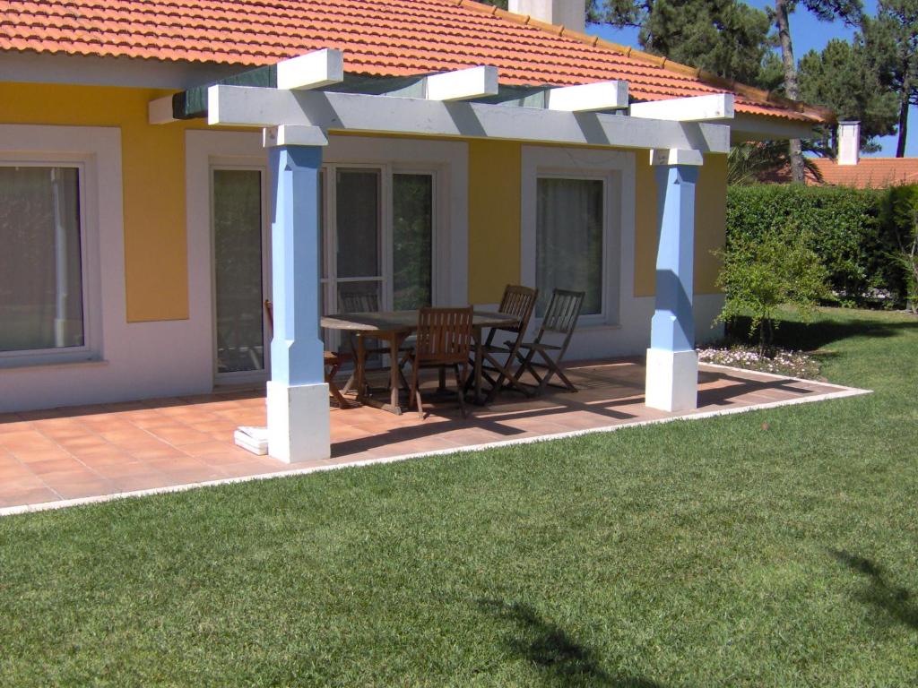 孔波尔塔孔波塔之家旅游度假村酒店的凉亭,庭院里配有桌椅