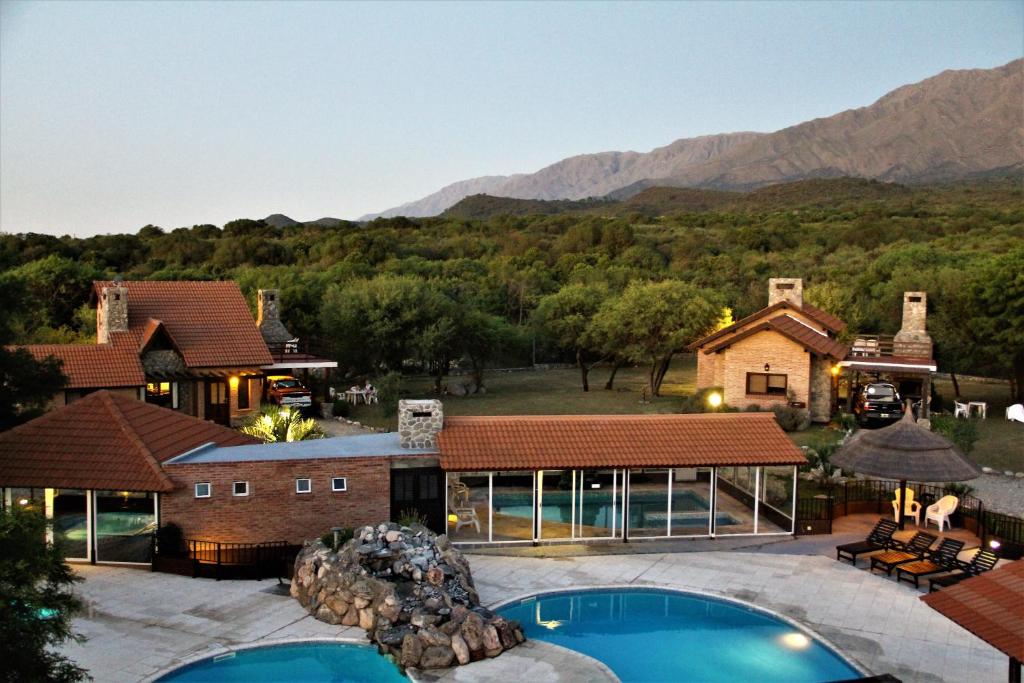 梅洛La Quinta Resort的享有带游泳池的房屋的空中景致
