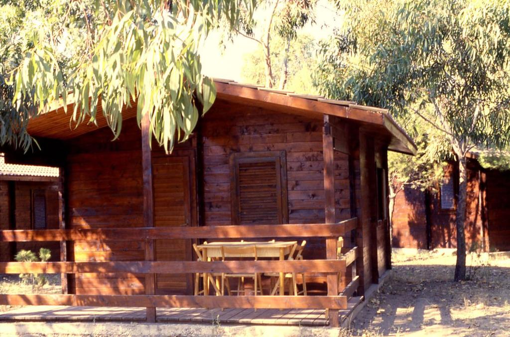 弗切瓦拉诺Villaggio Camping Uria的小木屋前面设有长凳