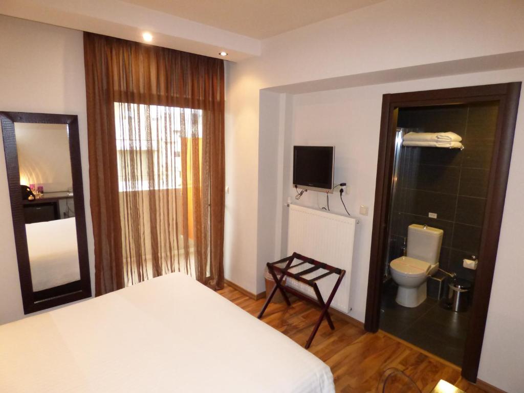 雅典雅典海比泰特酒店的卧室配有白色的床和卫生间