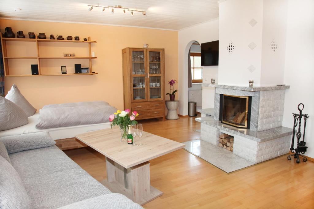 里姆斯廷格Chiemsee Comfort-Bungalow mit Garten的带沙发和壁炉的客厅