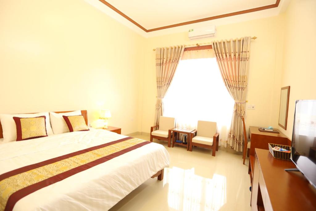 河江河江皇家酒店的一间卧室设有一张大床和一个窗户。