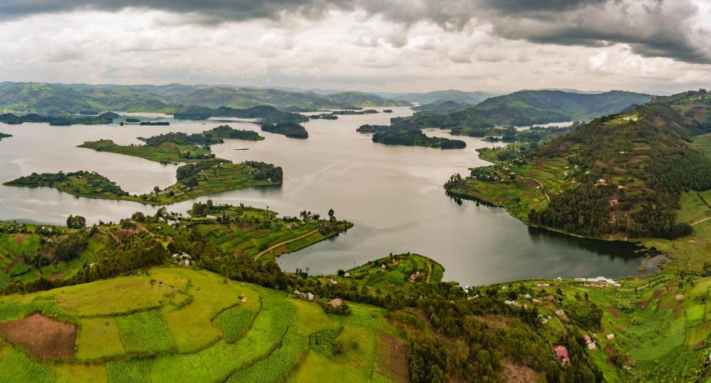 卡巴莱Lake Bunyonyi Rock Resort的山谷中河流的空中景观